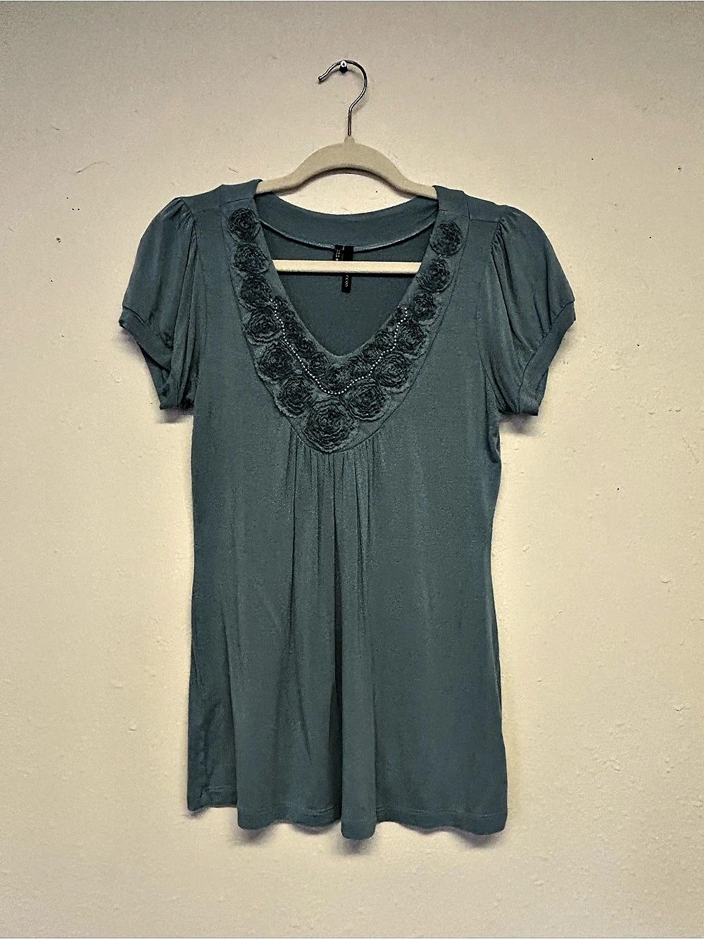 Maurices Blue Floral Rosette Embellished V-Neck Top Size Medium